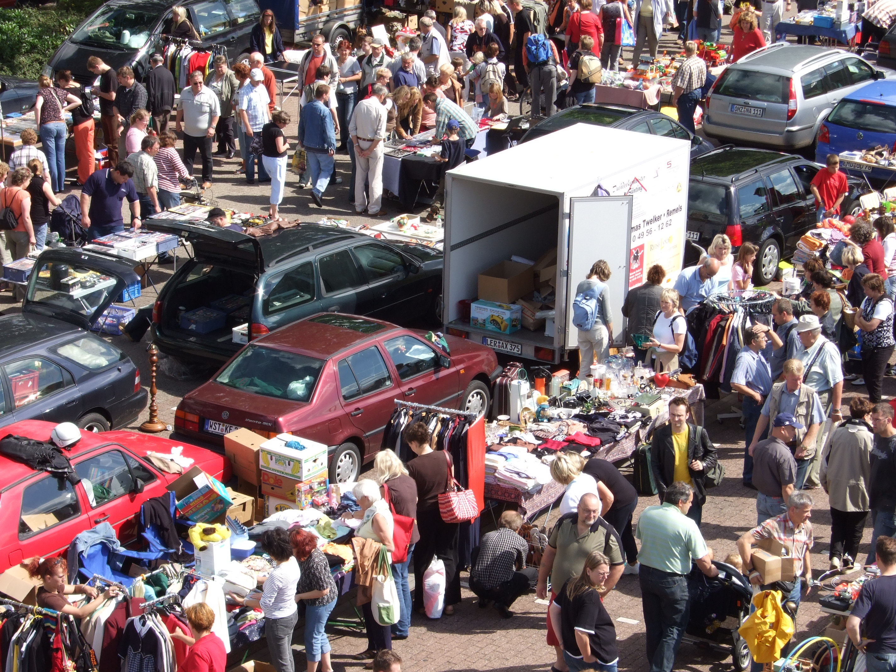 Pressefotos Flohmarkt in Oldenburg (Famila Einkaufsland